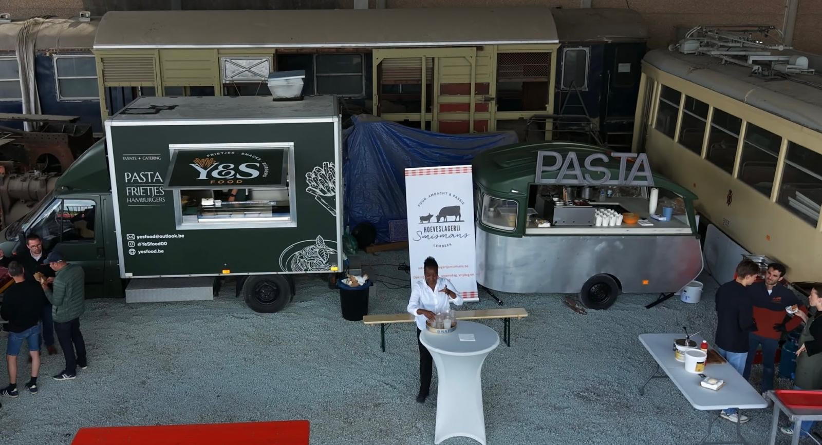 De foodtruck opgesteld op een event, samen met de pastawagen