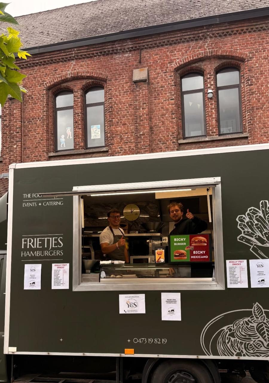Siebe en Yentl aan het serveerluik van de foodtruck